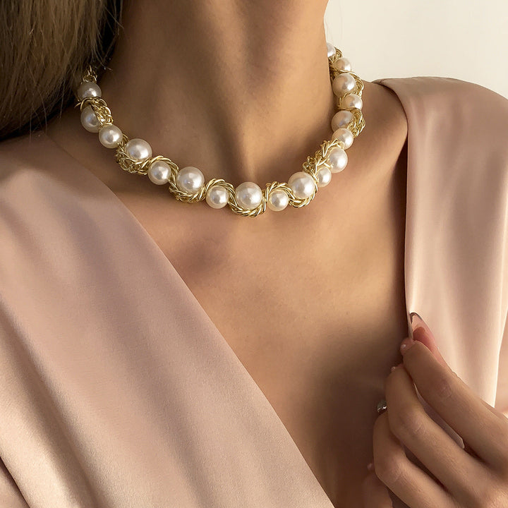 Corinne | Collar de Perlas con Cadena Dorada Entrelazada