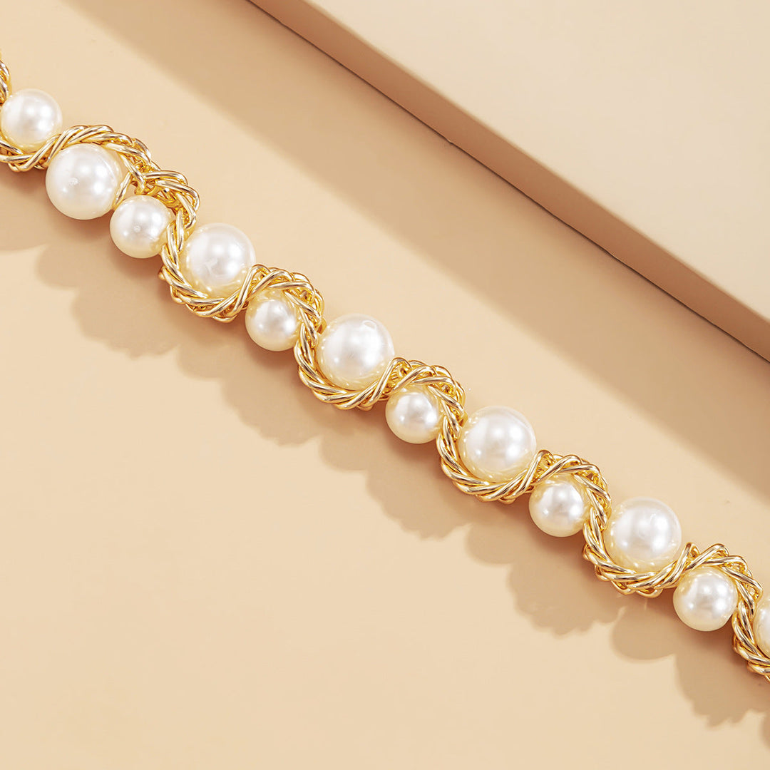 Corinne | Collar de Perlas con Cadena Dorada Entrelazada
