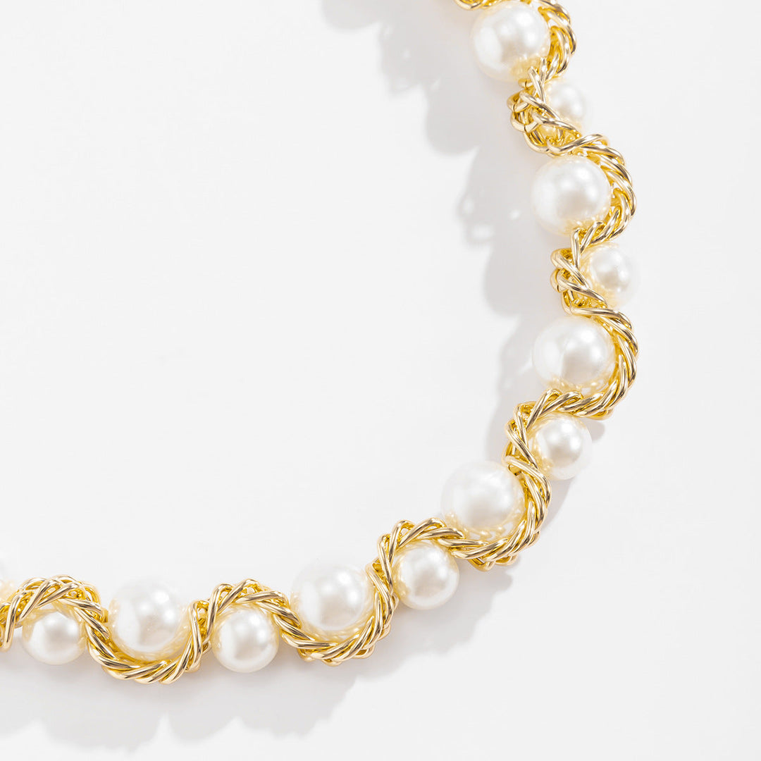 Corinne | Collar de Perlas con Cadena Dorada Entrelazada