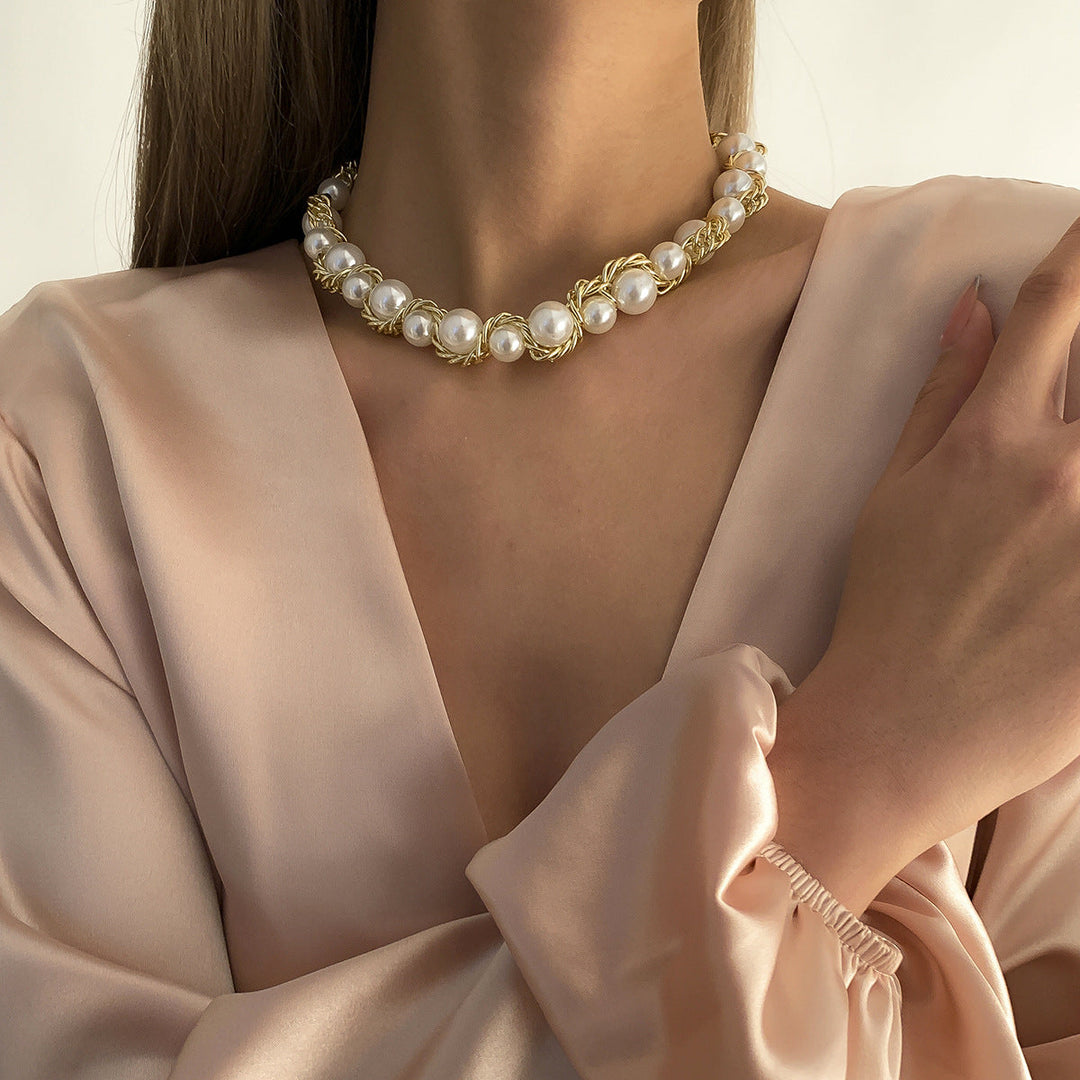 Corinne | Collar de Perlas con Cadena Dorada Entrelazada