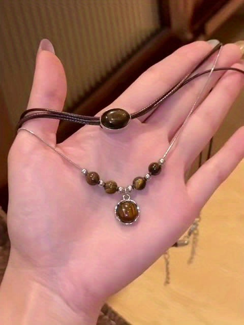 Lucia | Collar de Ojo de Tigre con Colgante Circular y Elegancia Atemporal