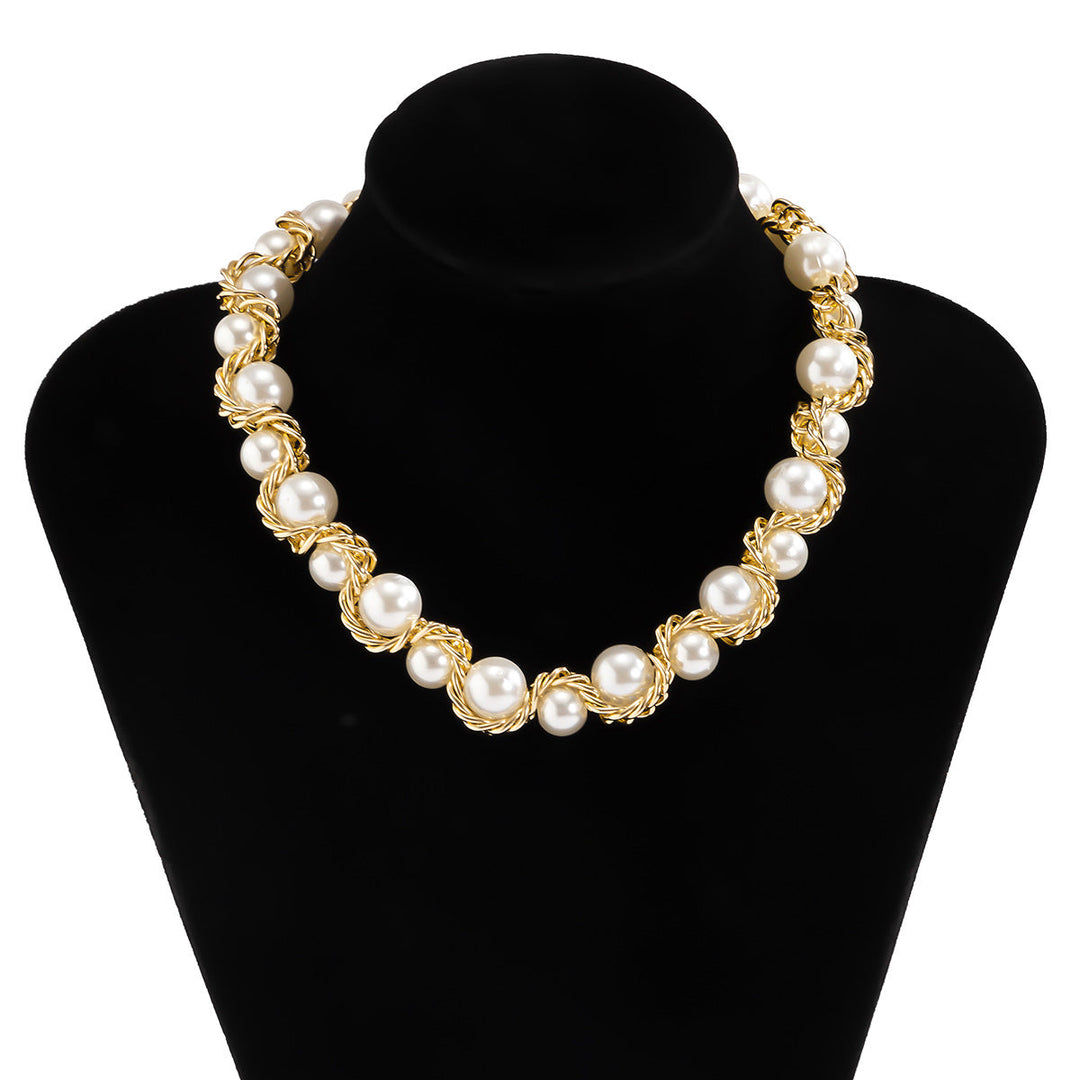Corinne | Collar de Perlas con Cadena Dorada Entrelazada