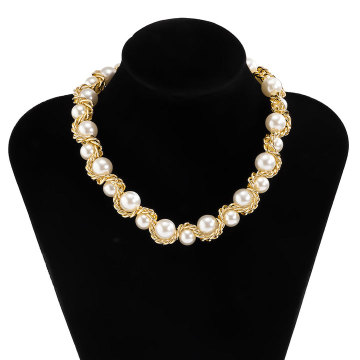 Corinne | Collar de Perlas con Cadena Dorada Entrelazada