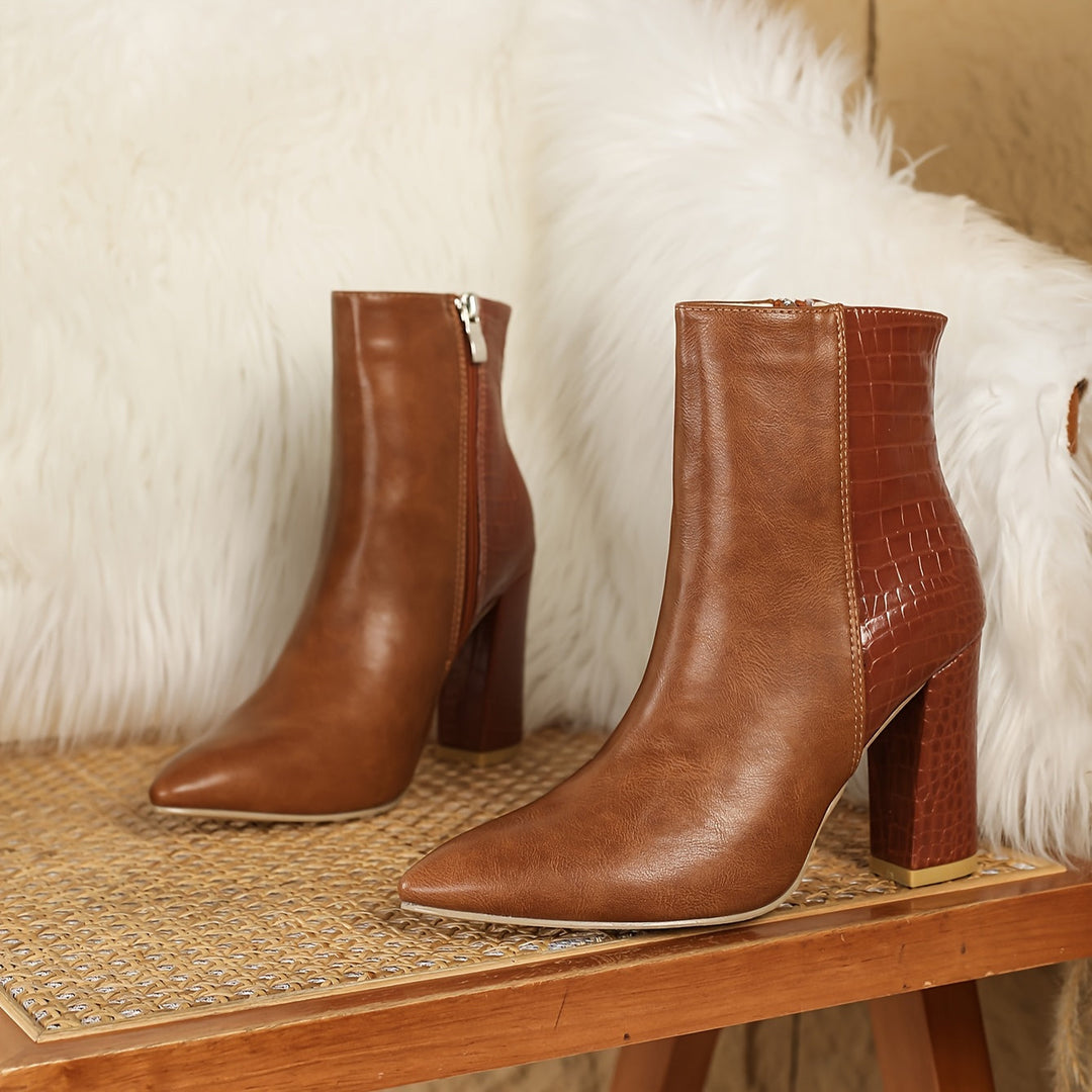 Alexandra | Botines de Punta Fina con Tacón Ancho y Estilo Western Elegante