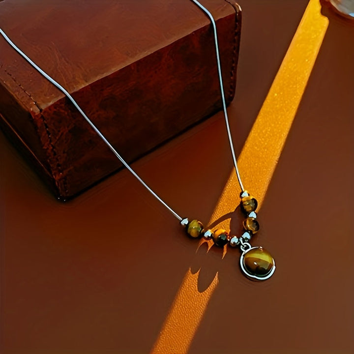 Lucia | Collar de Ojo de Tigre con Colgante Circular y Elegancia Atemporal