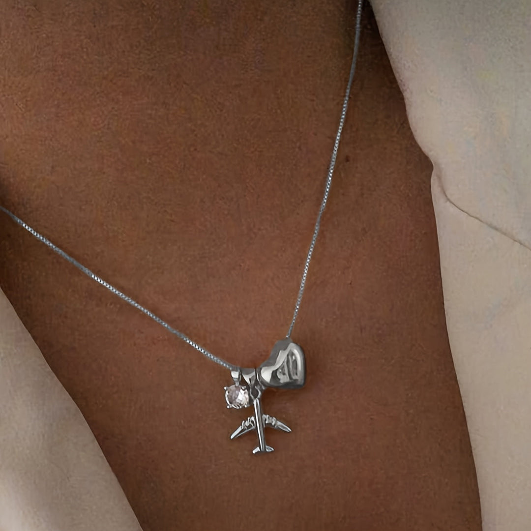 Linda | Collar Minimalista con Colgante de Avión y Estilo Delicado