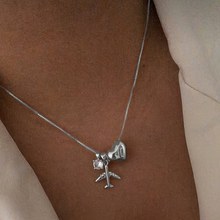 Linda | Collar Minimalista con Colgante de Avión y Estilo Delicado