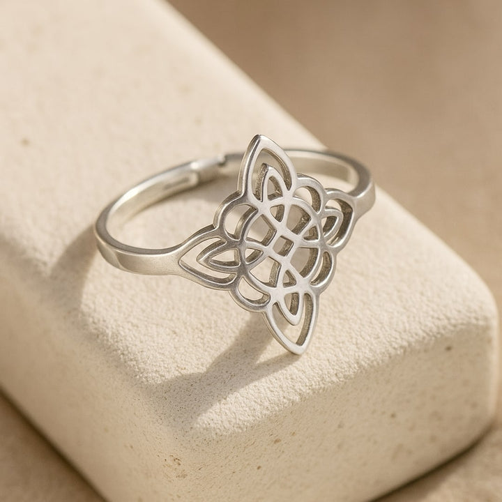 Mavrelle | Anillo místico de nudo protector con diseño elegante