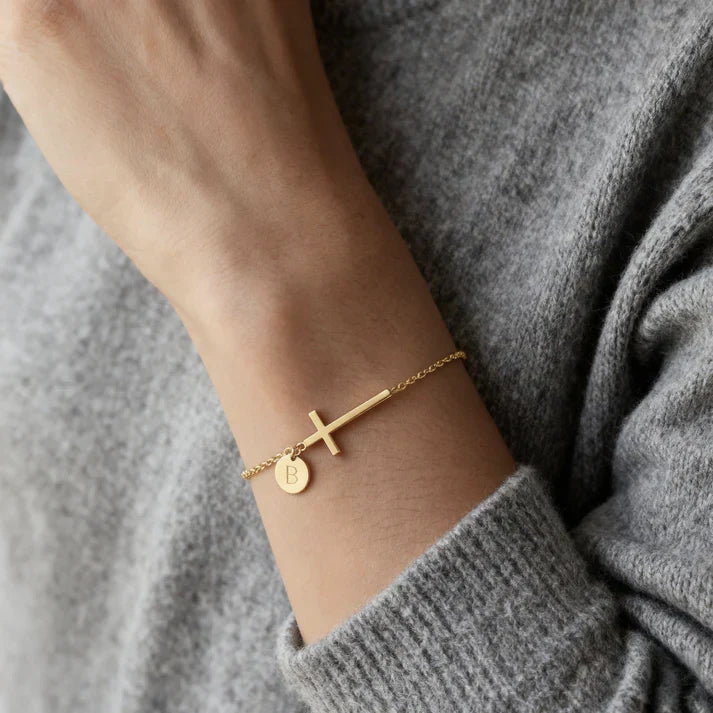 Elodryn | Pulsera Inicial Sagrada – Cruz Personalizada