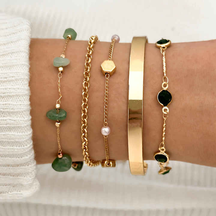 Aethique | Set de 5 Pulseras Bohemias con Piedras Verdes y Detalles Vintage