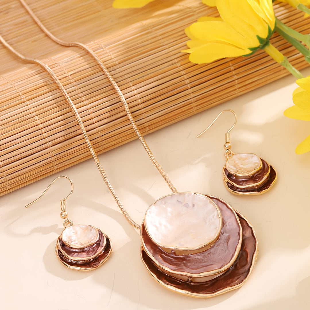 Vedae | Aretes Elegantes de Flor con Acabado Dorado y Perla