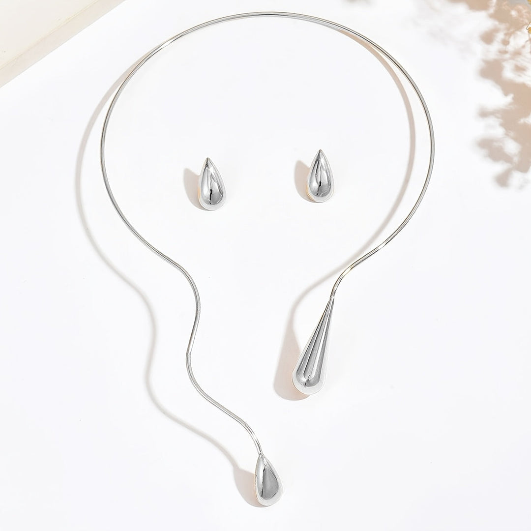 Taliah | Set Elegante de Collar y Aretes con Diseño de Gota Asimétrica