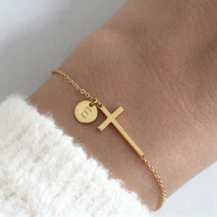 Elodryn | Pulsera Inicial Sagrada – Cruz Personalizada
