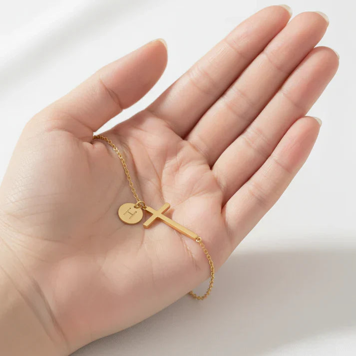 Elodryn | Pulsera Inicial Sagrada – Cruz Personalizada