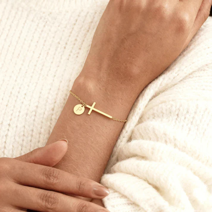Elodryn | Pulsera Inicial Sagrada – Cruz Personalizada