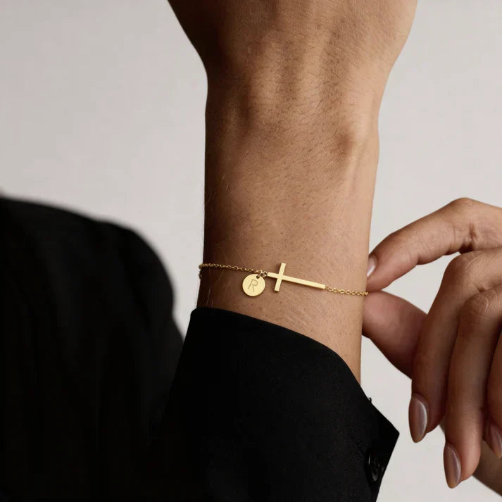 Elodryn | Pulsera Inicial Sagrada – Cruz Personalizada