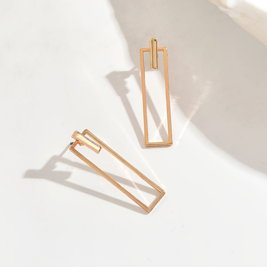 Quinleyra | Aretes Geométricos Largos con Acabado Metálico Elegante