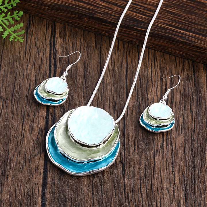 Vedae | Aretes Elegantes de Flor con Acabado Dorado y Perla