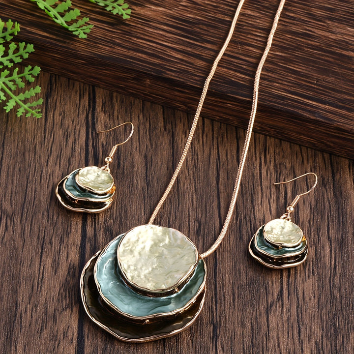 Vedae | Aretes Elegantes de Flor con Acabado Dorado y Perla