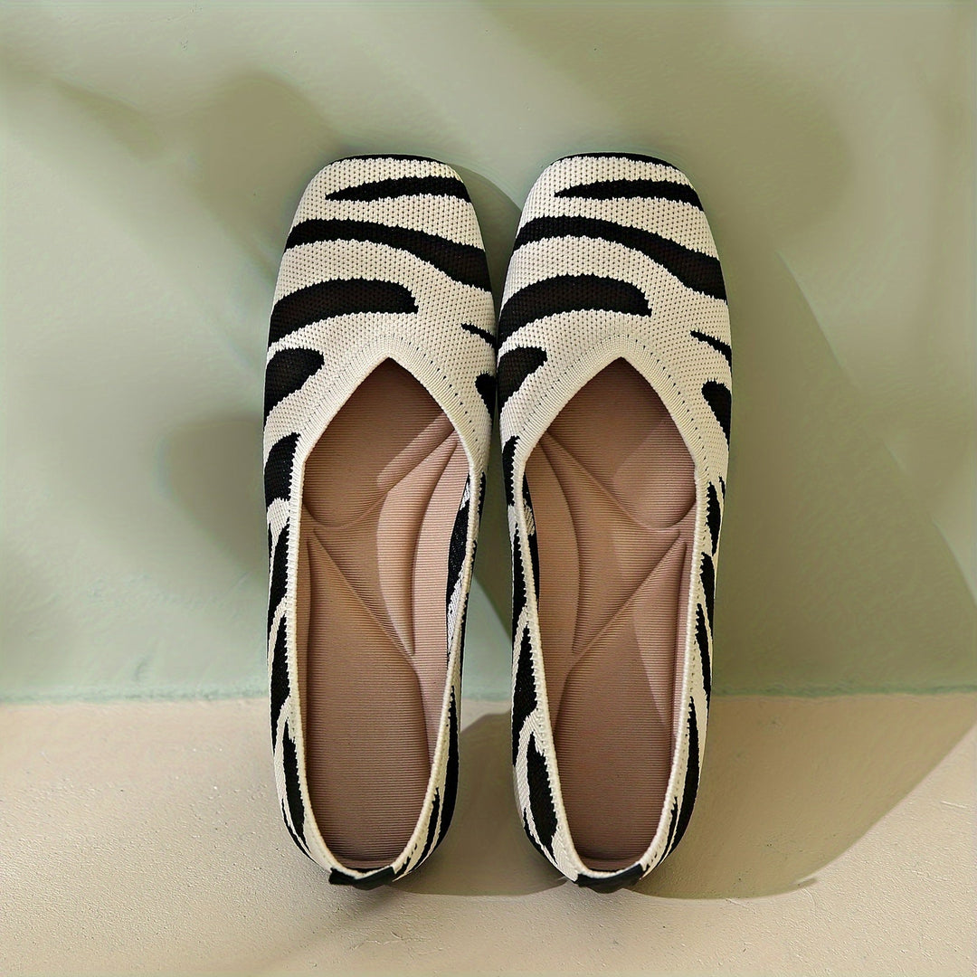 Ivara | Flats Elegantes con Estampado Zebra y Punta Cuadrada