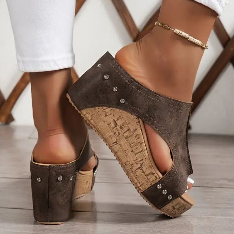Ariadne | Sandalias de Cuña con Detalles de Estoperoles