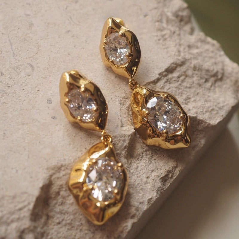 Xola | Aretes Colgantes con Zirconia Brillante y Diseño Elegante