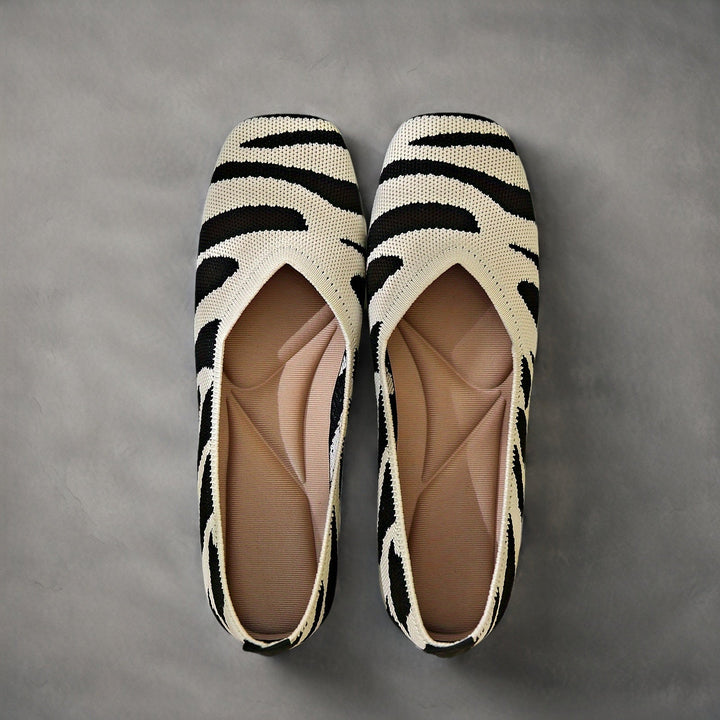 Ivara | Flats Elegantes con Estampado Zebra y Punta Cuadrada