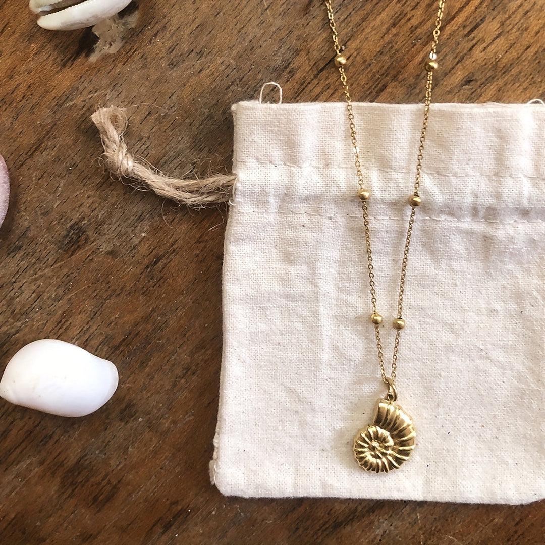 Marlena | Collar de Cuentas con Concha y Colgante Marino de Estilo Veraniego