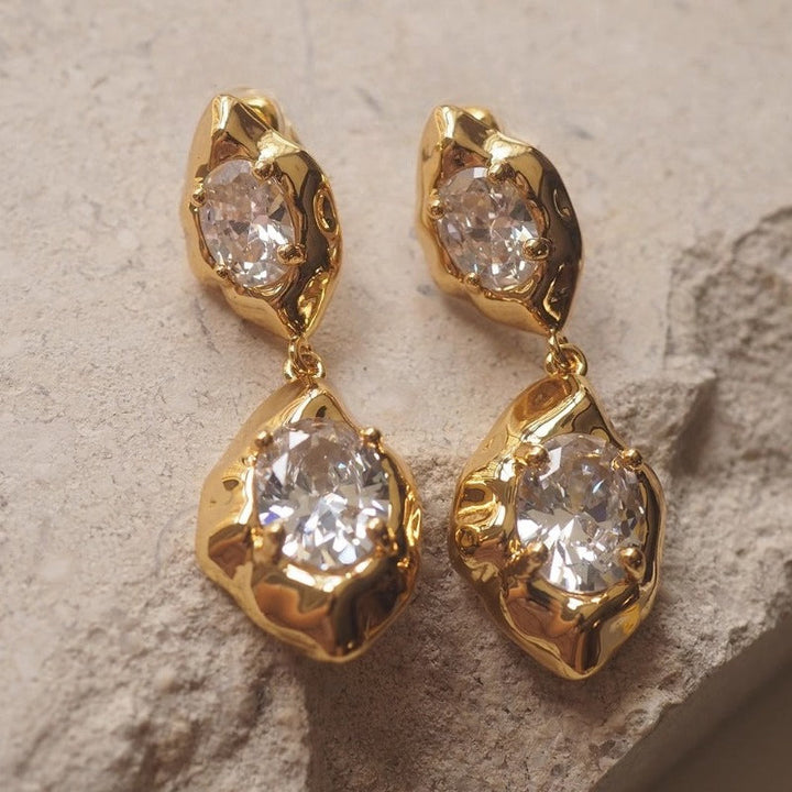 Xola | Aretes Colgantes con Zirconia Brillante y Diseño Elegante