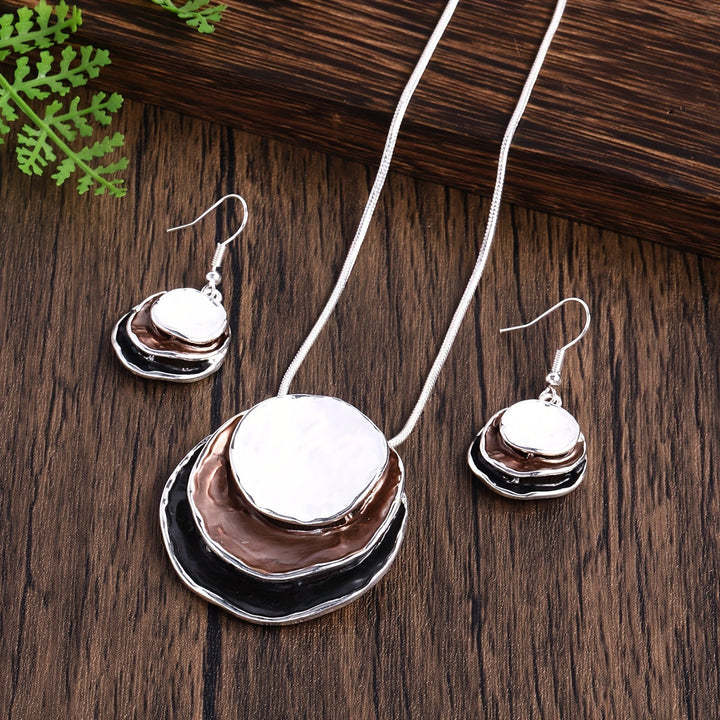 Vedae | Aretes Elegantes de Flor con Acabado Dorado y Perla