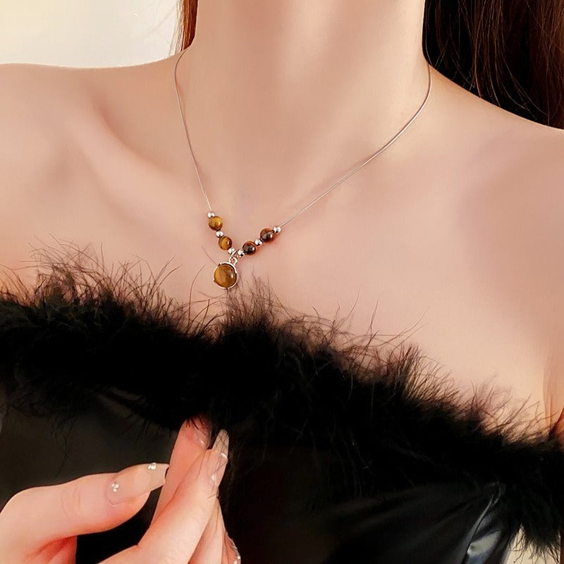 Lucia | Collar de Ojo de Tigre con Colgante Circular y Elegancia Atemporal