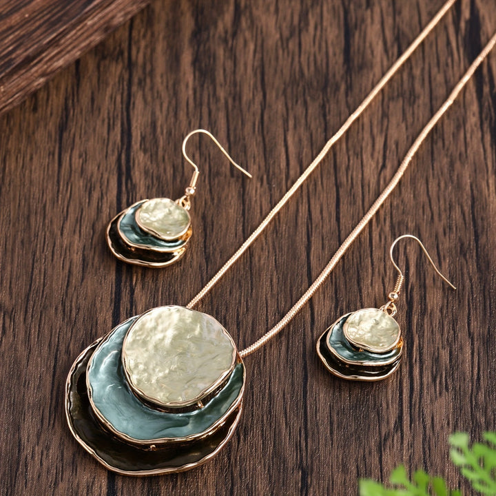 Vedae | Aretes Elegantes de Flor con Acabado Dorado y Perla