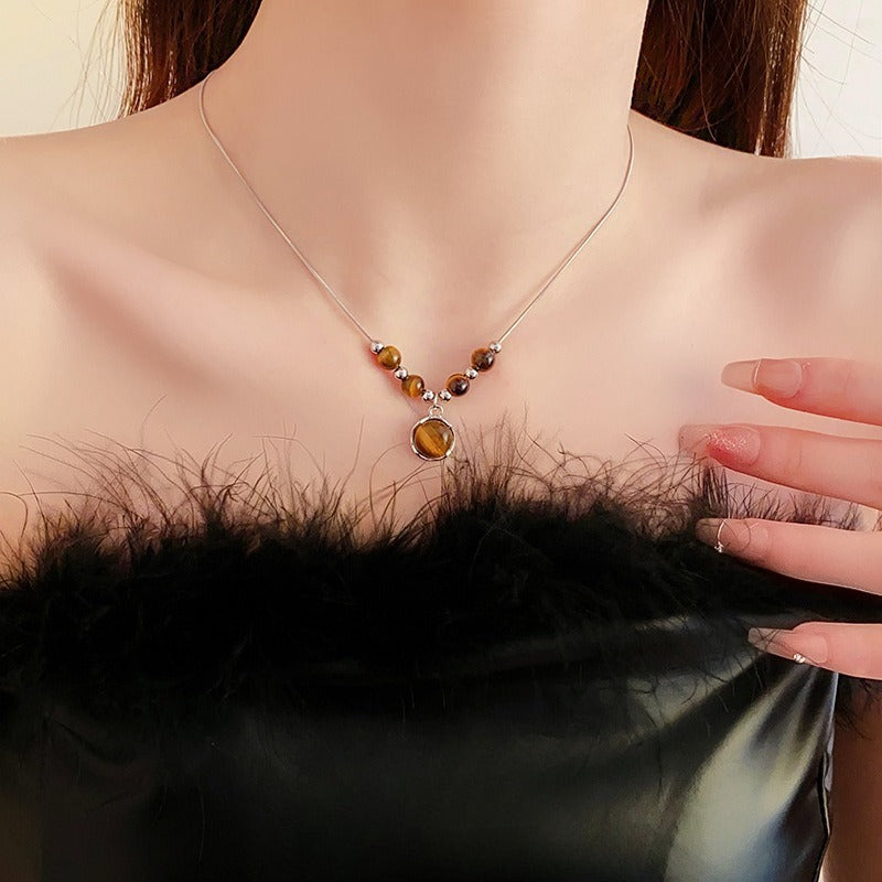 Lucia | Collar de Ojo de Tigre con Colgante Circular y Elegancia Atemporal