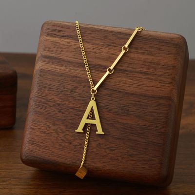 Blakely | Collar con Inicial Personalizada en Acabado Elegante