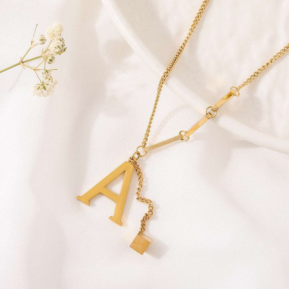 Blakely | Collar con Inicial Personalizada en Acabado Elegante