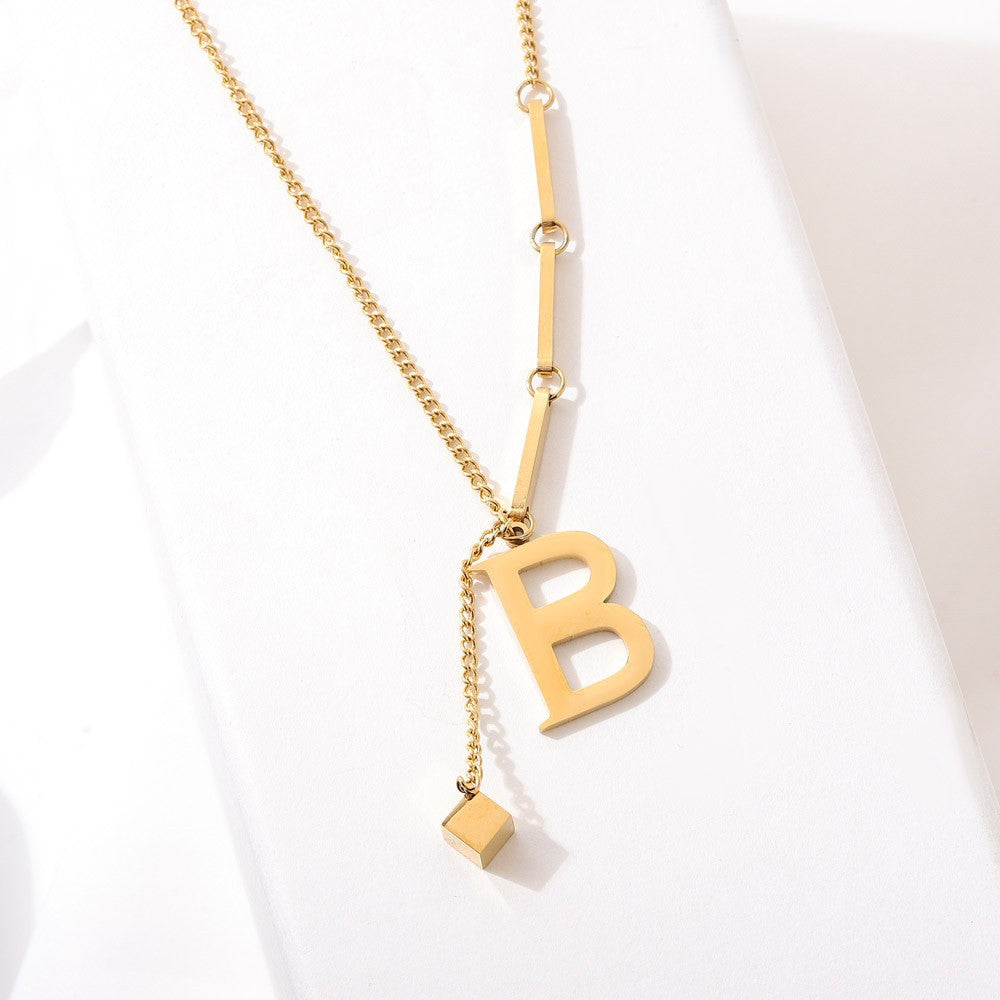 Blakely | Collar con Inicial Personalizada en Acabado Elegante