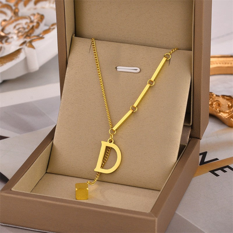 Blakely | Collar con Inicial Personalizada en Acabado Elegante