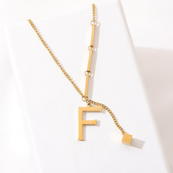 Blakely | Collar con Inicial Personalizada en Acabado Elegante