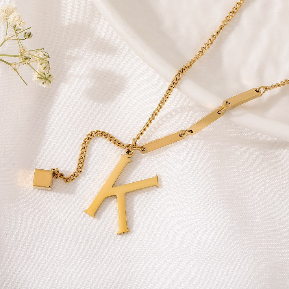 Blakely | Collar con Inicial Personalizada en Acabado Elegante