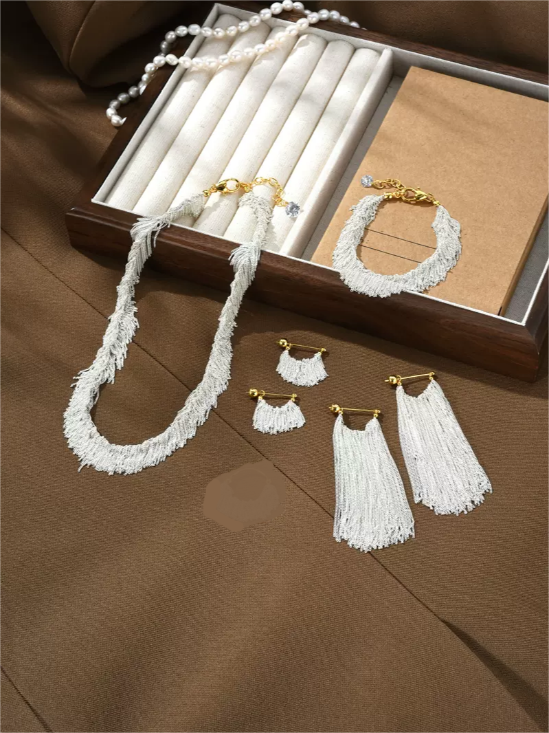 Ursa | Pendientes, collar, pulsera con flecos en forma de cascada