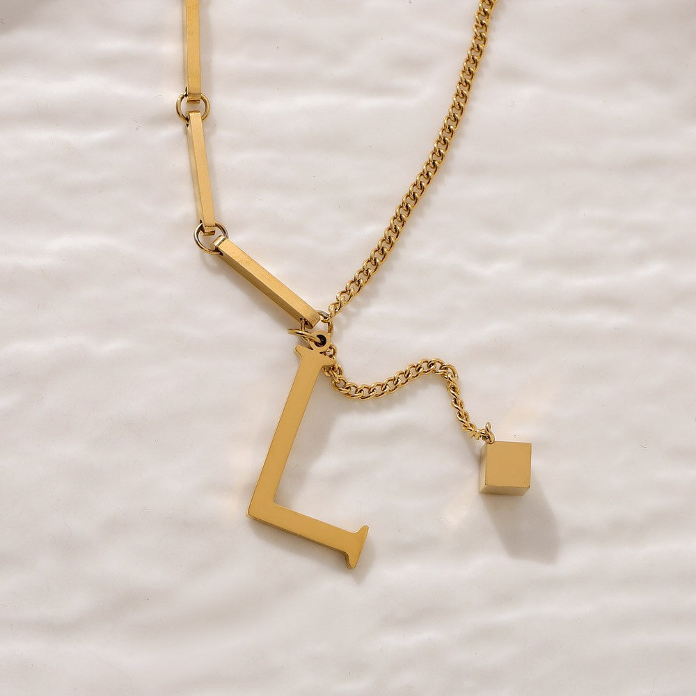 Blakely | Collar con Inicial Personalizada en Acabado Elegante