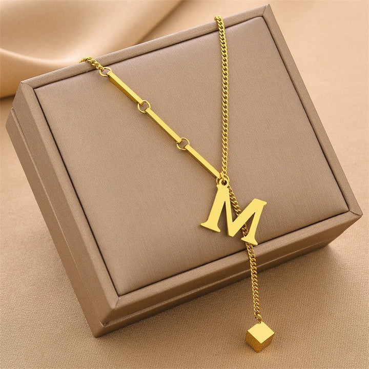 Blakely | Collar con Inicial Personalizada en Acabado Elegante