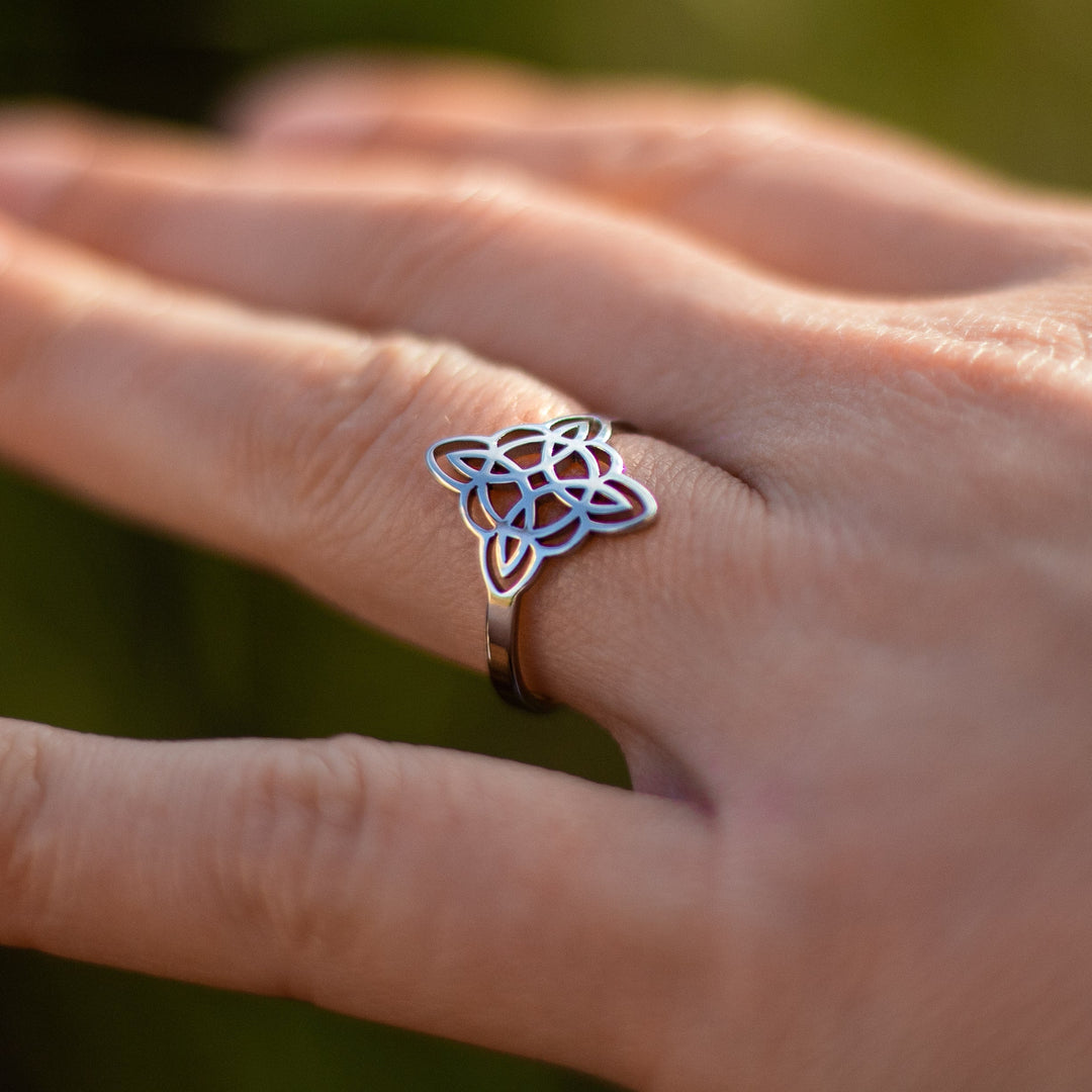 Mavrelle | Anillo místico de nudo protector con diseño elegante