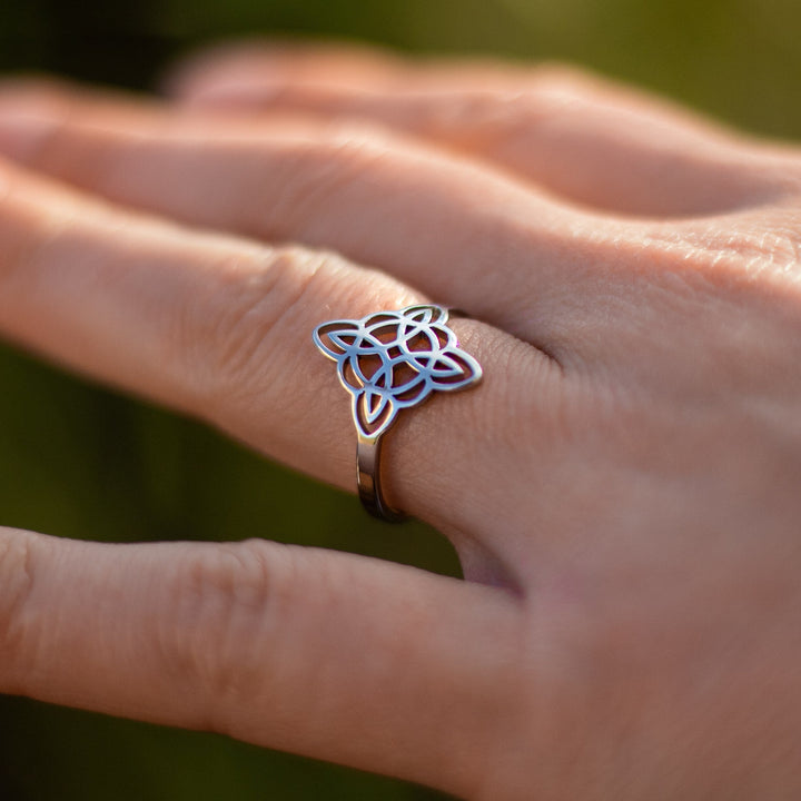 Mavrelle | Anillo místico de nudo protector con diseño elegante