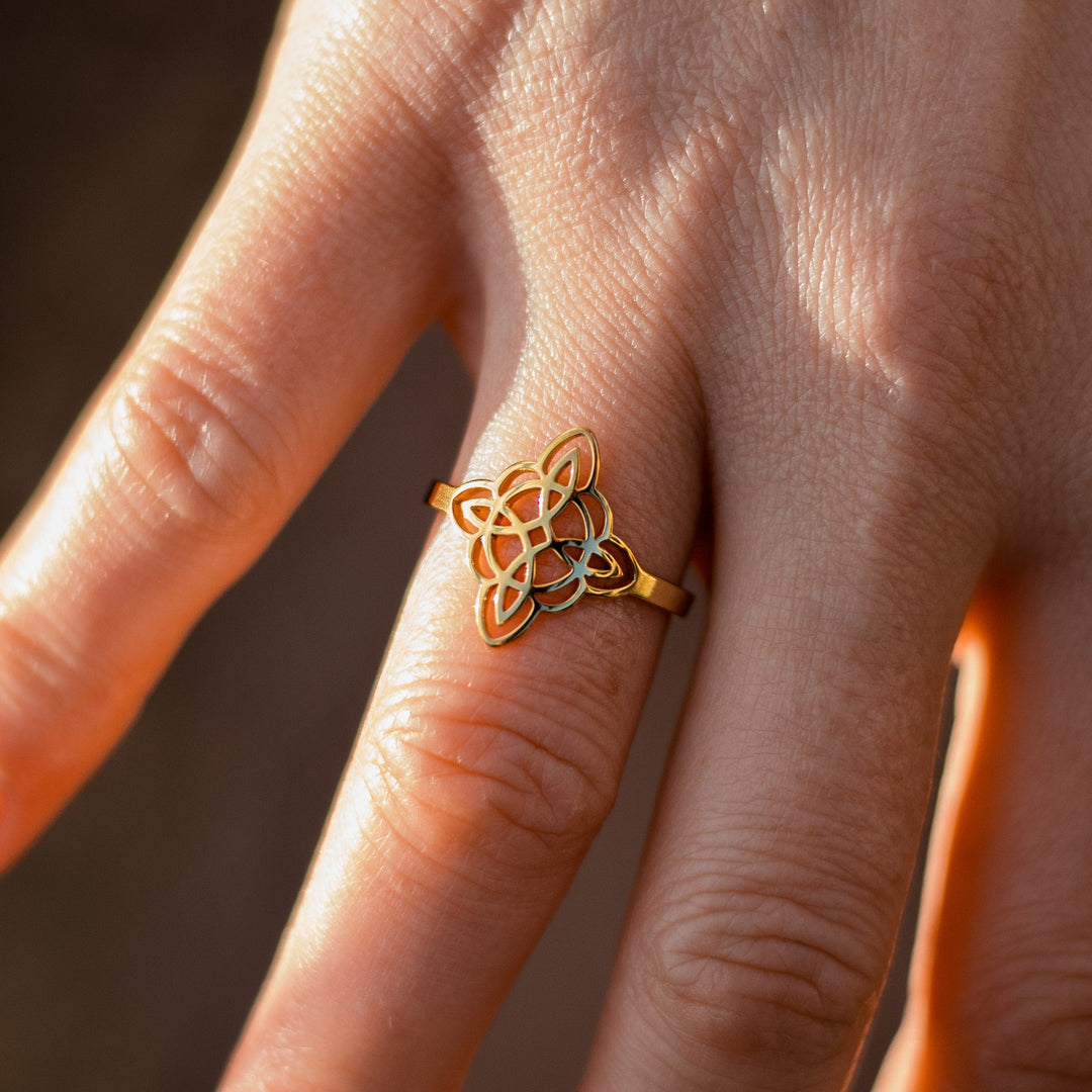Mavrelle | Anillo místico de nudo protector con diseño elegante