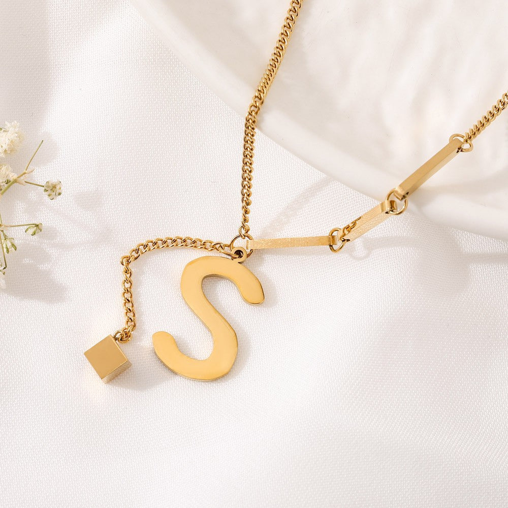 Blakely | Collar con Inicial Personalizada en Acabado Elegante