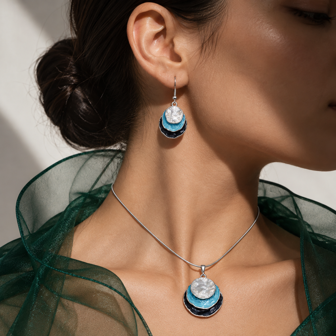 Vedae | Aretes Elegantes de Flor con Acabado Dorado y Perla