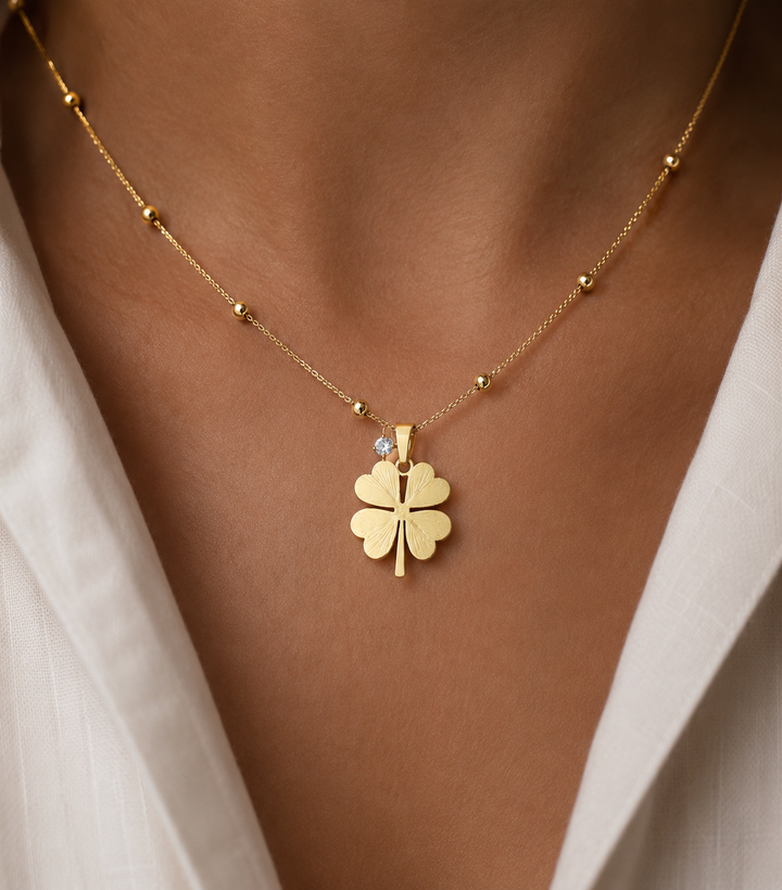 Xyla | Collar Trébol de Acero en Acabado Dorado Elegante