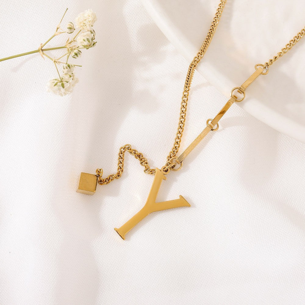 Blakely | Collar con Inicial Personalizada en Acabado Elegante