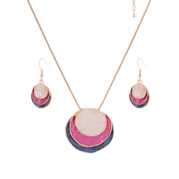 Vedae | Aretes Elegantes de Flor con Acabado Dorado y Perla
